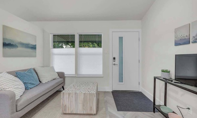 West Campus Apartment | Cozy studio in quiet area - Yard