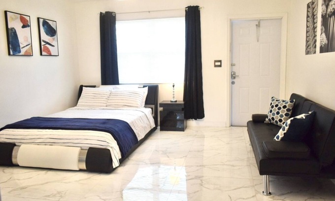 Colee Hammock Apartment | Cozy studio near Las Olas Blvr.