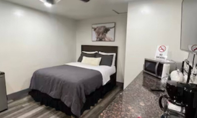 Sacramento Apartment | Cozy studio perfect for students with AC and WiFi in delightful Sacramento