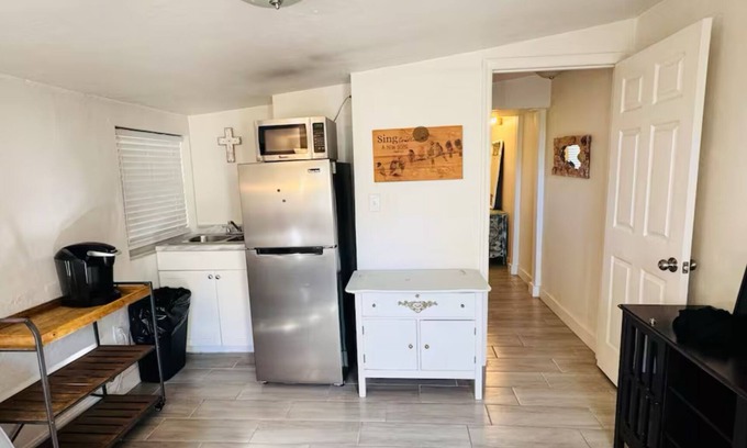 Fort Myers Apartment | Cozy studio walking distance to downtown Fort Myers