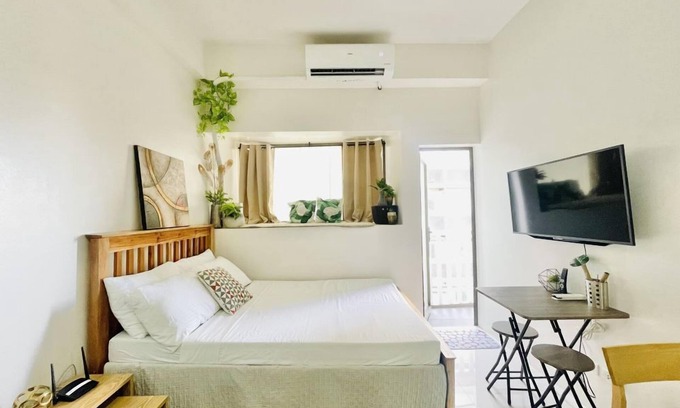 Jaro Apartment | Cozy Studio with Balcony at WV Towers