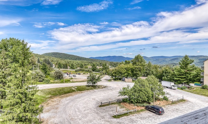 Killington Condo | Cozy studio with balcony, full kitchen, and free WiFi - walk to lifts