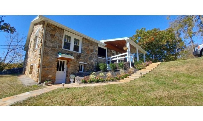 Waynesville Apartment | Cozy, stylish, country studio minutes from downtown Waynesville.