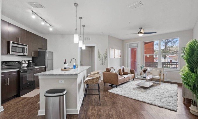 North Hyde Park Apartment | Cozy/Stylish Downtown APT/Pool,gym, FREE Parking