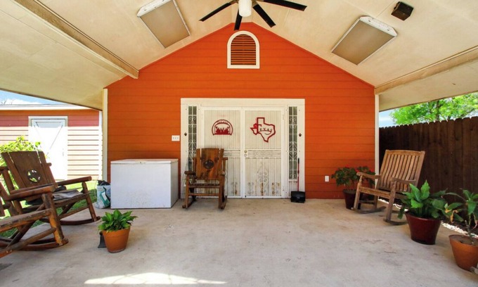 Southside House | Cozy Texas-themed bungalow casita. Pet friendly.