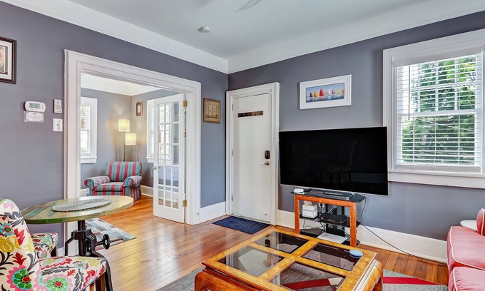 Thomas Square Apartment | Cozy Thomas Square Carriage House