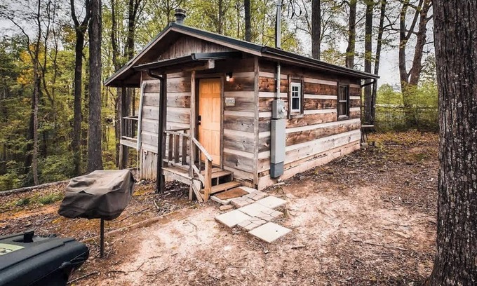 Sevierville Cabin | Cozy tiny cabin, hot tub/mtn. view!