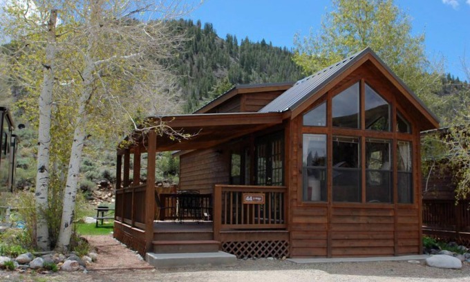 Almont Cabin | Cozy "Tiny Home" style Cabin Perfect for Couples and Families