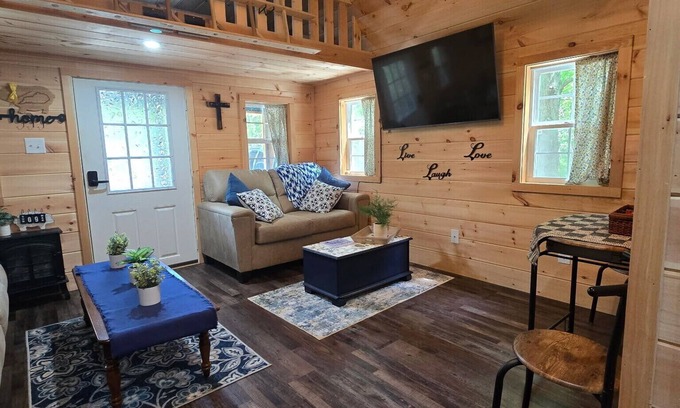 Cadiz Cabin | Cozy tiny house near Lake Barkley with fire pit, grill, & lake five minutes away
