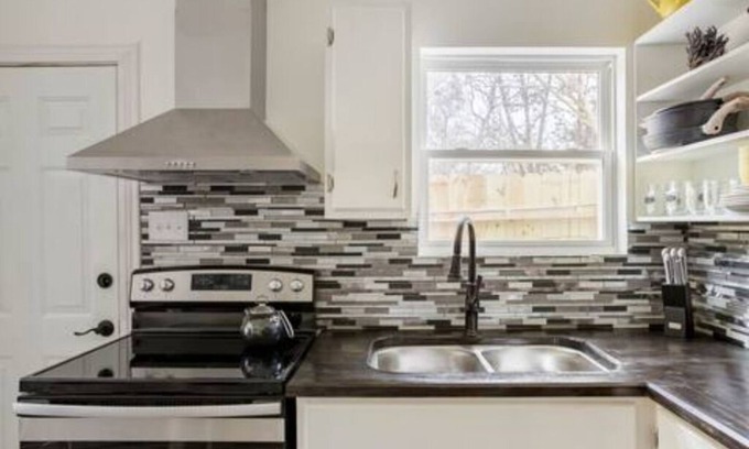 Spring Branch Cottage | Cozy Tiny House with Hot Tub Near Canyon Lake / Romantic Couples Getaway