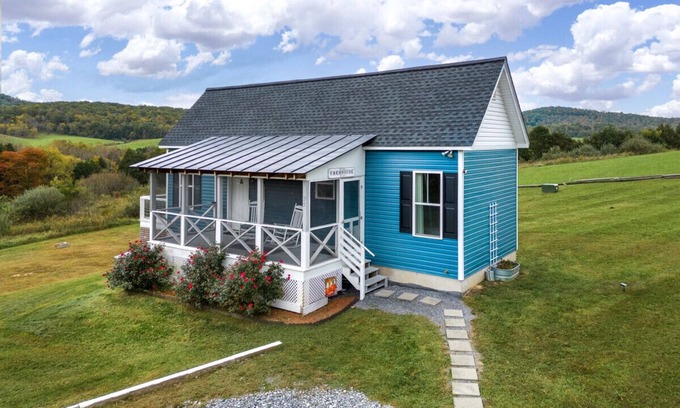 Lexington Cottage | Cozy Tiny House with Mountain Views, Firepit, Deck & Clawfoot Tub