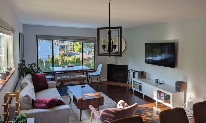 Ravenna Condo | Cozy Top Floor Corner Apartment w Office in Maple Leaf Neighborhood