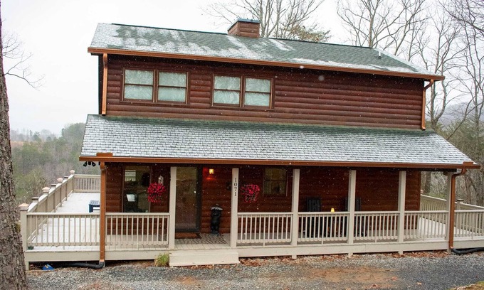 Talking Rock Cabin | Cozy Top of Mountain Cabin overlooking Meichtry Vineyards; 1.5hrs from Atlanta