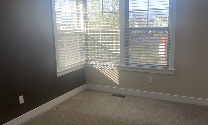 Daybreak House | Cozy Town home 2mins Away from Lake
