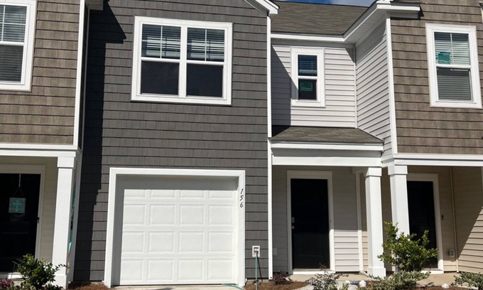 Lincolnville House | Cozy townhome in the beautiful historic town of Summerville!