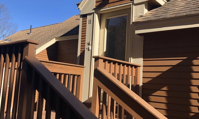 Bennington Condo | Cozy Trailside Retreat