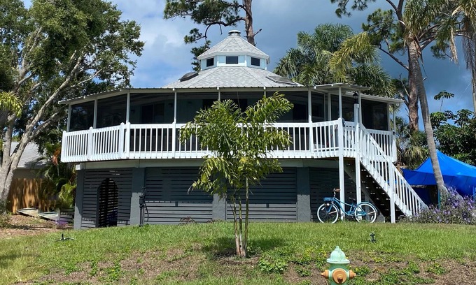 South Venice House | Cozy Treehouse-One-of a kind stay-only 5 minutes to beach. Beach gear included!