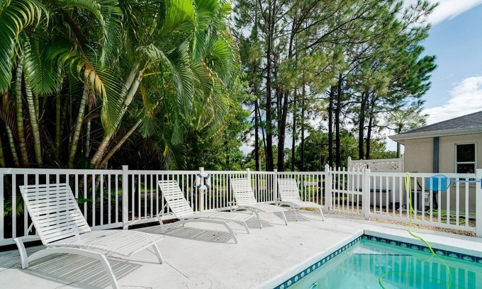 Port Charlotte Apartment | Cozy tropical getaway - Pool/ BBQ/Pet friendly