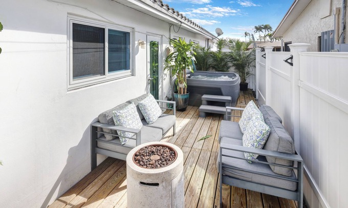 Melaleuca Gardens House | Cozy tropical home/Fishing near the ocean!