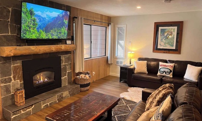 Mammoth Lakes Condo | Cozy Upgraded Condo Close to Canyon 1 M to Village
