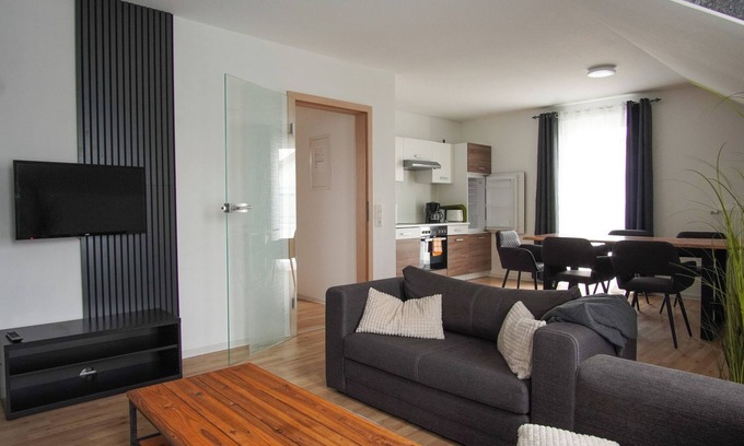 Jebenhausen Apartment | Cozy upper floor apartment with sauna and gym in Göppingen