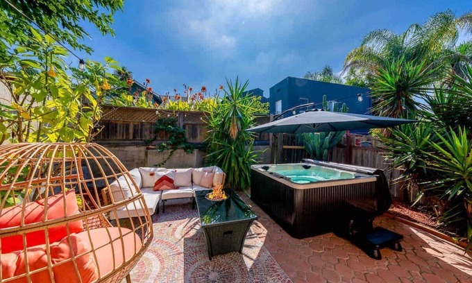 South Park House | Cozy Urban Retreat in South Park | HotTub| Firepit