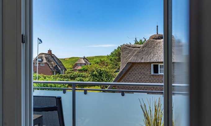 Westerland Apartment | Cozy vacation apartment for max. 2 persons with balcony and view of the dunes.