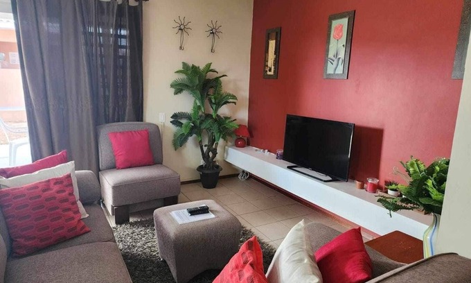 Mahuma House | Cozy Vacation Home in quiet area, close to stores, the airport, beaches & more!