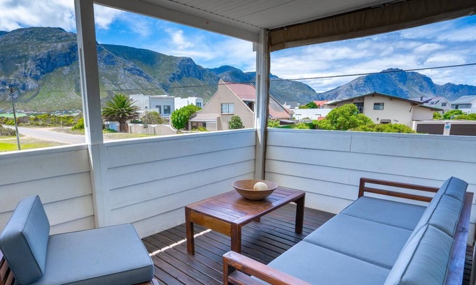 Betty's Bay House | Cozy vacation home with veranda and pool, 250 m from the sea and penguins!