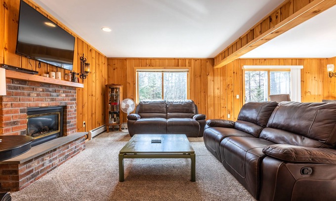 West Dover House | Cozy Vermont Summer House, Backyard & Firepit- 5 Min to Mt Snow- Spacious 4BR!