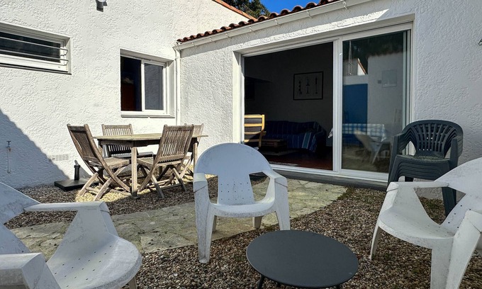 La Palmyre House | Cozy Villa Steps from Beach & Shops - 2BR, Patio, Parking, WiFi, Close to Tennis