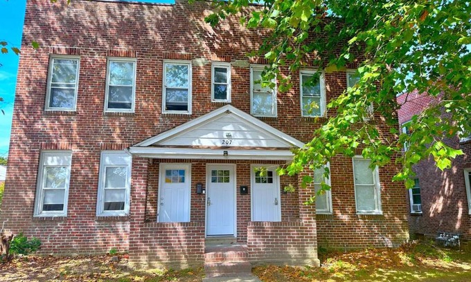 Wilmington Apartment | Cozy Walk up King Bed Fast Wifi