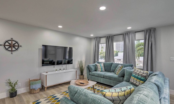 Singer Island Condo | Cozy West Palm Beach Condo: 1 Block to Shore!
