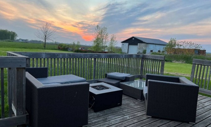 Niagara-on-the-Lake House | Cozy Wine Chateau-Niagara on the lake W/Fire table