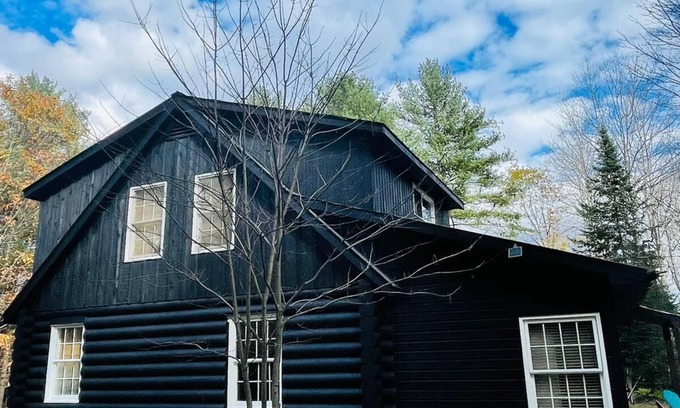 Hastings Highlands Cottage | Cozy Wood log cottage