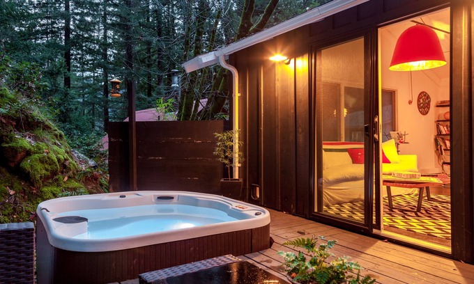 Guerneville Cottage | Cozy Wooded Cottage of Guerneville