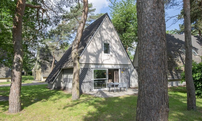 Municipality of Oosterhout House | Cozy Woodland Getaway