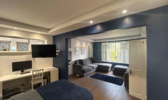 Grimsby Apartment | Cozy1-bedroom Apartment S WiFi n Parking