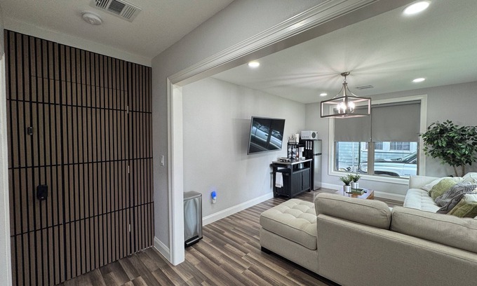 Greater East End Apartment | CozyStay EADO Apartment