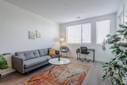 Central Business District Apartment | Cozysuites l Luxe 2BR in Downtown Cincinnati #3