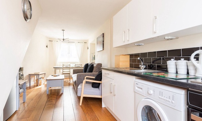 Newquay Cottage | Crab Cottage, Mawgan Porth, near the SW coastpath