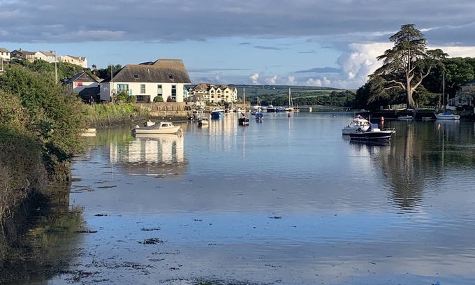 Kingsbridge Apartment | Crabshell Quay Kingsbridge Apartment with a balcony right on the river