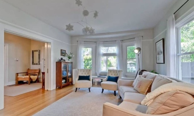 Professorville House | Craftsman, Palo Alto 4-5 bedrooms, 3 full baths.