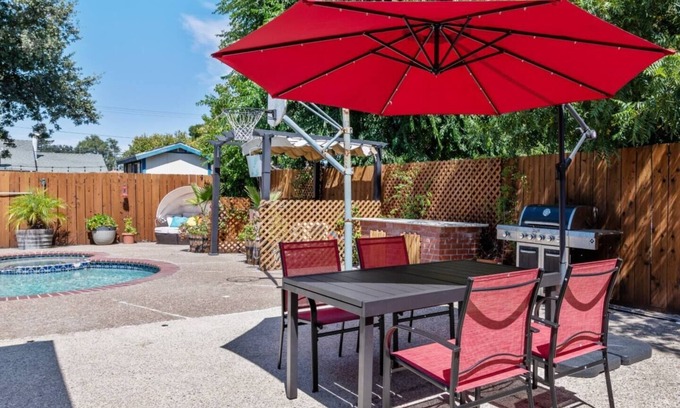 Concord House | Crawford Poolhouse Near Many Conveniences