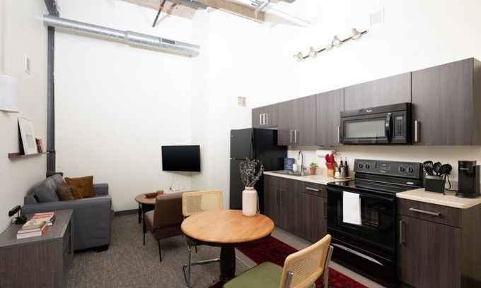 Milwaukee Apartment | Cream City 2BR Apt - Just 3 Blocks to Fiserv with Gym and Parking