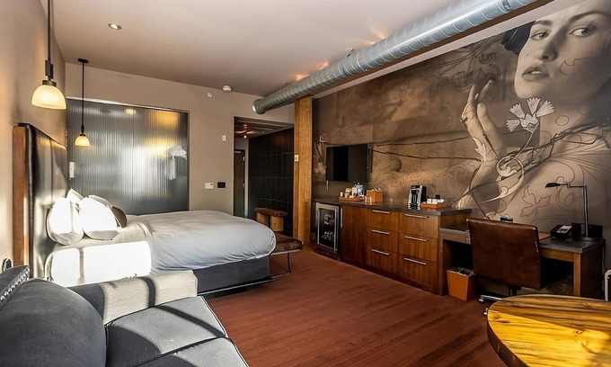 Fifth Ward Hotel | Cream Studio at The Iron Horse Hotel, Pets Allowed, Near Discovery World