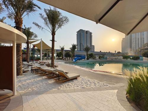 Dubai Apartment | Creek Beachfront Heaven: 1BR Luxe Harbor Flat