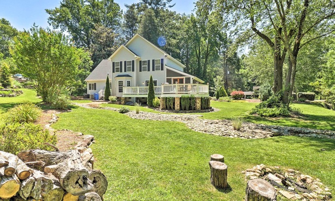Brevard House | Creekside Brevard Home < 1 Mi to Downtown!