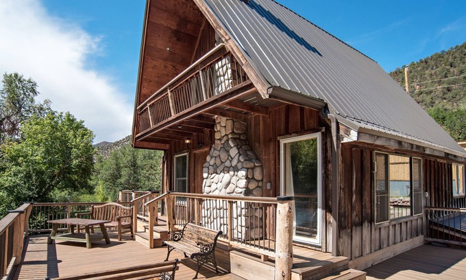 New Castle Cabin | Creekside cabin near Glenwood with outdoor kitchen