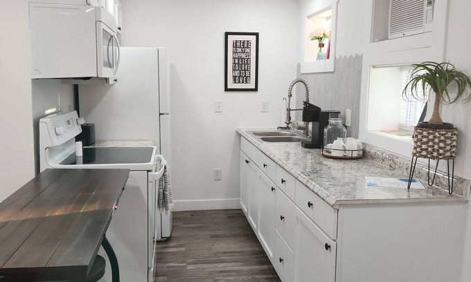 Mount Vernon Apartment | Creekside Cottage. Weekly/Monthly Discounts. Wifi. Private. Great deck!